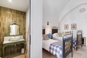 A bedroom with a bed, bedside tables, a mirror, and a wall-mounted picture. - Room 'Nardo House: Matteotti Suite' with Shared Terrace, Wi-Fi and Air Conditioning (Nardò)