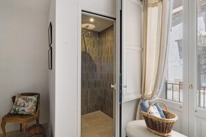 Shower, hair dryer, towels - Room 'Nardo House: Matteotti Suite' with Shared Terrace, Wi-Fi and Air Conditioning (Nardò)