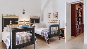 A bedroom with two beds, a wardrobe, and a bookshelf. - Room 'Nardo House: Matteotti Suite' with Shared Terrace, Wi-Fi and Air Conditioning (Nardò)