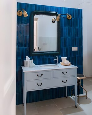 Suihku, hiustenkuivaaja, pyyhkeet