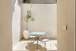 Outdoor dining - Apartment 'Nardo House: Simone' with Private & Shared Terrace, Wi-Fi and Air Conditioning (Nardò)