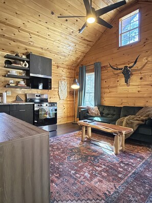 TV - Charming 1BR Cabin near Broken Bow Lake – Hot Tub, Fire Pit & Romantic Vibes (Broken Bow)