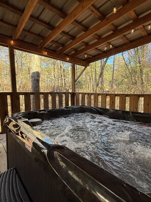 Outdoor spa tub - Charming 1BR Cabin near Broken Bow Lake – Hot Tub, Fire Pit & Romantic Vibes (Broken Bow)