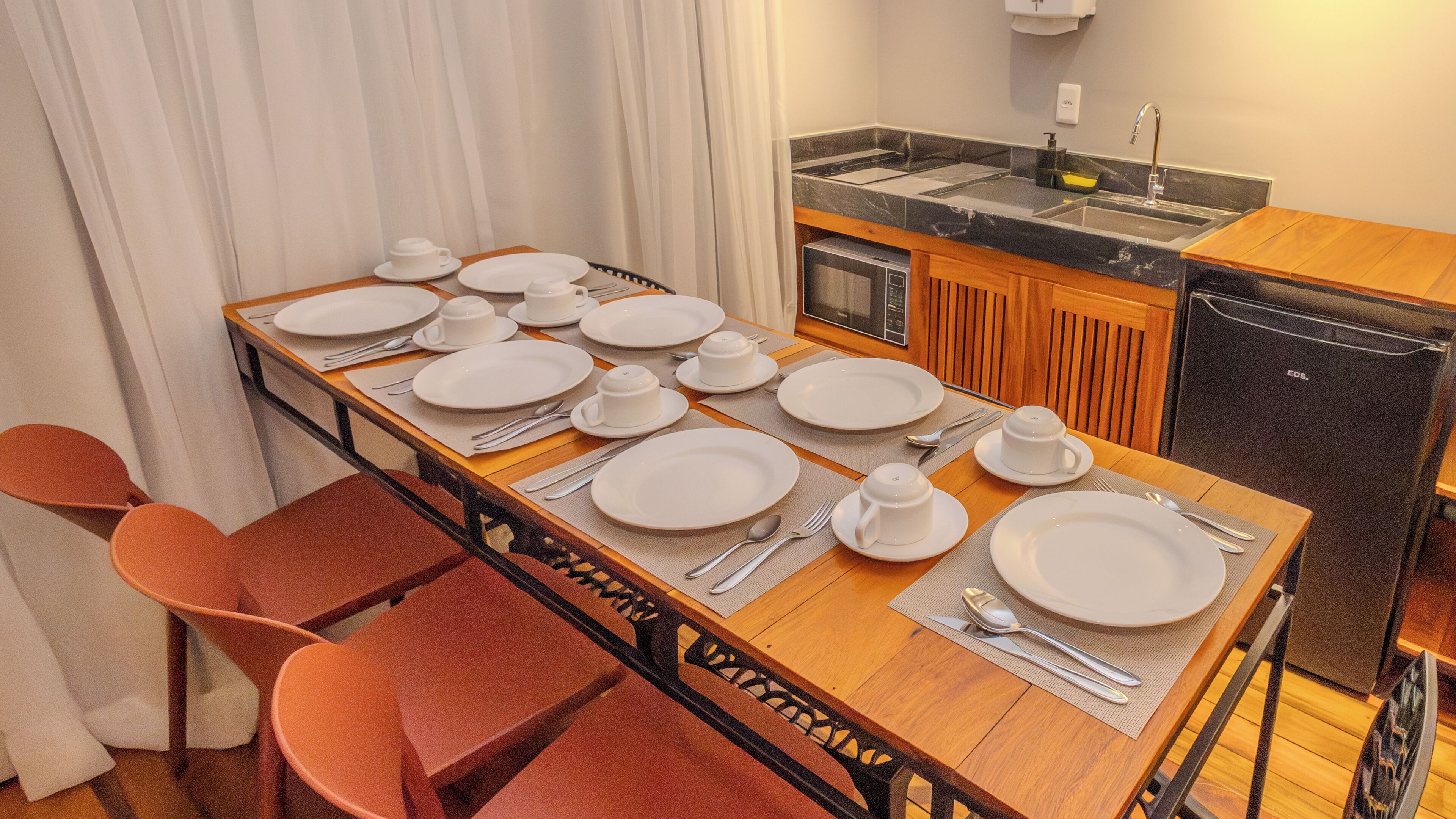 Superior Studio, Multiple Beds | Dining