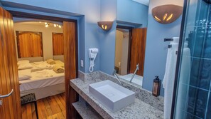 Superior Studio, Beach View | Bathroom | Shower, hair dryer, towels, soap - Ap Passarela (Porto Seguro)