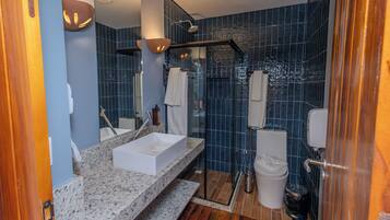 Studio Superior, quang cảnh bãi biển | Phòng tắm | Buồng tắm vòi sen, máy sấy tóc, khăn tắm, xà phòng
