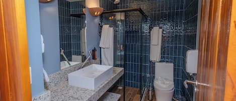 Estudio superior, vista a la playa | Baño | Regadera, secadora de cabello, toallas, jabón