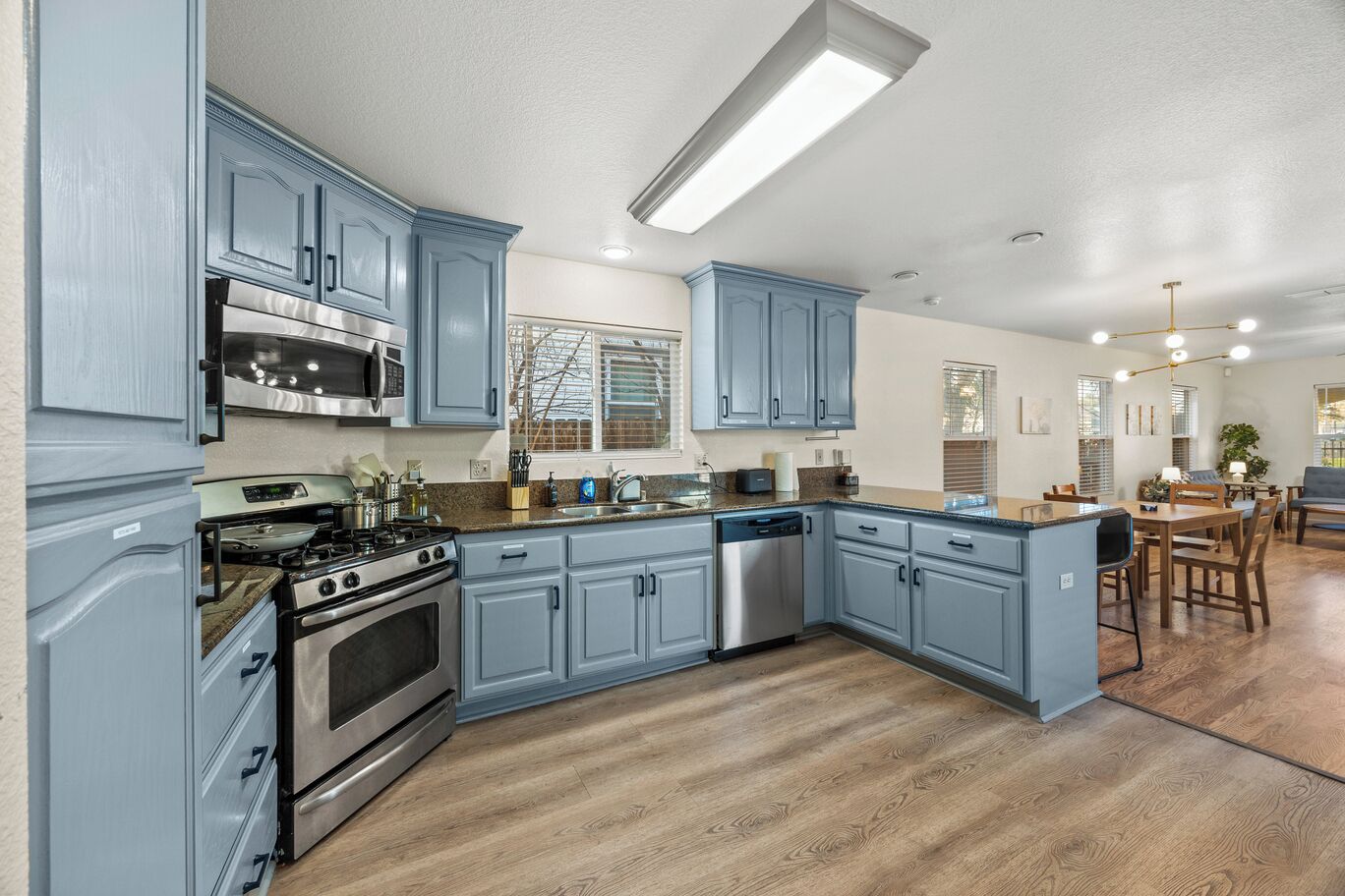 Jääkaappi, mikroaaltouuni, uuni, liesi