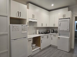 Réfrigérateur, bouilloire électrique, grille-pain, mélangeur