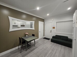 Smart TV - Charming Queen BR Guesthouse in North Burnaby (Burnaby)