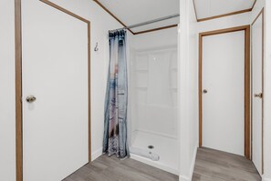 Shower, hair dryer, towels, soap - Easy living lodge, large yard and parking area-heart of Murrells Inlet (Murrells Inlet)