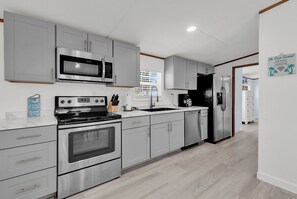 Private kitchen - Easy living lodge, large yard and parking area-heart of Murrells Inlet (Murrells Inlet)