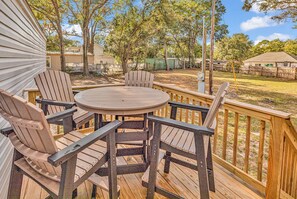 Outdoor dining - Easy living lodge, large yard and parking area-heart of Murrells Inlet (Murrells Inlet)