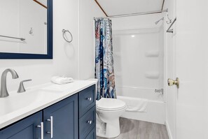 Shower, hair dryer, towels, soap - Easy living lodge, large yard and parking area-heart of Murrells Inlet (Murrells Inlet)
