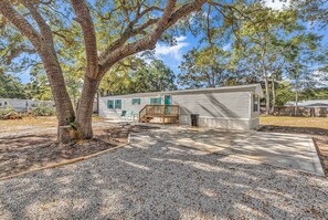 Exterior - Easy living lodge, large yard and parking area-heart of Murrells Inlet (Murrells Inlet)