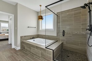 Dusche, Haartrockner, Handtücher, Shampoo