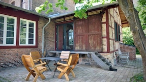 Outdoor dining - Romantic studio on the edge of the forest with garden sauna (Schwarz)
