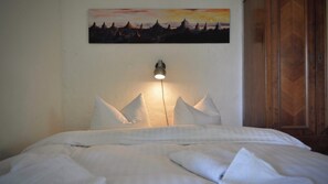 2 bedrooms, free WiFi, bed sheets - Romantic studio on the edge of the forest with garden sauna (Schwarz)