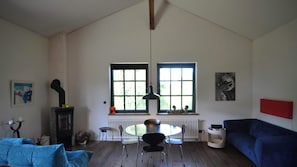 Fireplace, stereo - Romantic studio on the edge of the forest with garden sauna (Schwarz)
