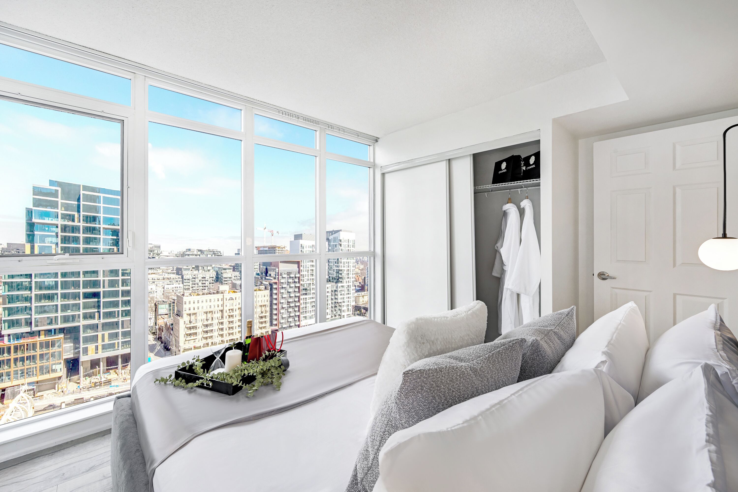 Luxury-Suite, 1 Queen-Bett, Balkon, Stadtblick | Verdunkelungsvorhänge, schallisolierte Zimmer, Bügeleisen/Bügelbrett