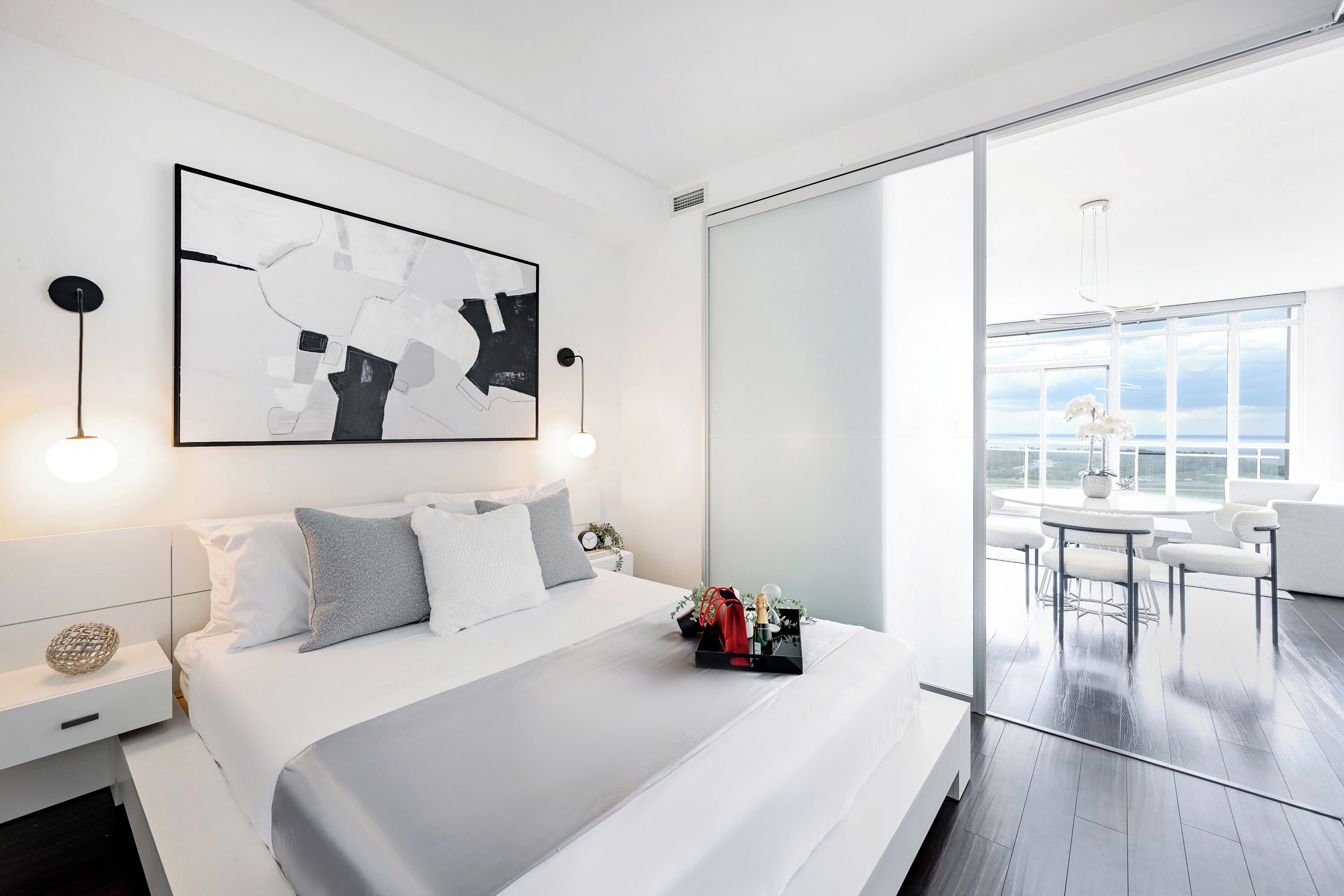 Signature-Suite, 1 Queen-Bett, Balkon, Seeblick | Verdunkelungsvorhänge, schallisolierte Zimmer, Bügeleisen/Bügelbrett