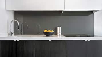 Signature Suite, 1 Katil Ratu (Queen), Balcony, Lake View | Dapur peribadi