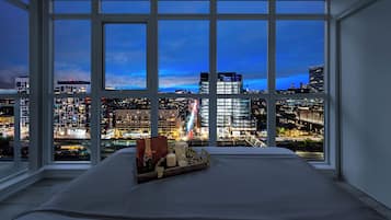 Luxury Suite, 1 Katil Ratu (Queen), Balcony, City View | Langsir/tirai gelap terus, kalis bunyi, seterika/papan seterika