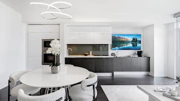 Signature-Suite, 1 Queen-Bett, Balkon, Seeblick | BettwÀsche aus Àgyptischer Baumwolle, hochwertige Bettwaren