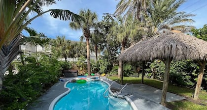 `Palms` Gulf-View Historic Beachside Cottage 2/1