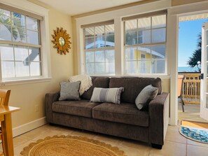 TV - `Palms` Gulf-View Historic Beachside Cottage 2/1 (Indian Rocks Beach)