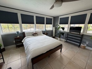 2 bedrooms, desk, iron/ironing board, WiFi