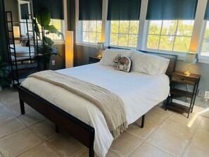 2 bedrooms, desk, iron/ironing board, WiFi - `Palms` Gulf-View Historic Beachside Cottage 2/1 (Indian Rocks Beach)