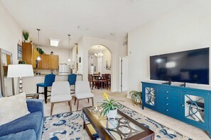 TV - Exclusive Poolside Condo, Sleeps 8 (Davenport)