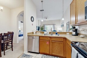 Private kitchen - Exclusive Poolside Condo, Sleeps 8 (Davenport)