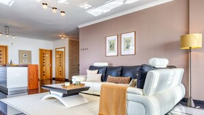 Una sala de estar moderna con un sofá, una mesa de centro y una lámpara.