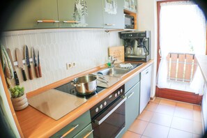 Kühlschrank, Wasserkocher mit Kaffee-/Teezubehör, Wasserkocher, Toaster