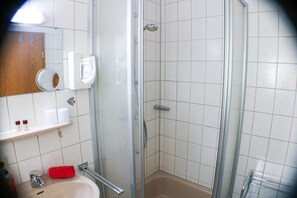 Douche, sèche-cheveux, serviettes fournies