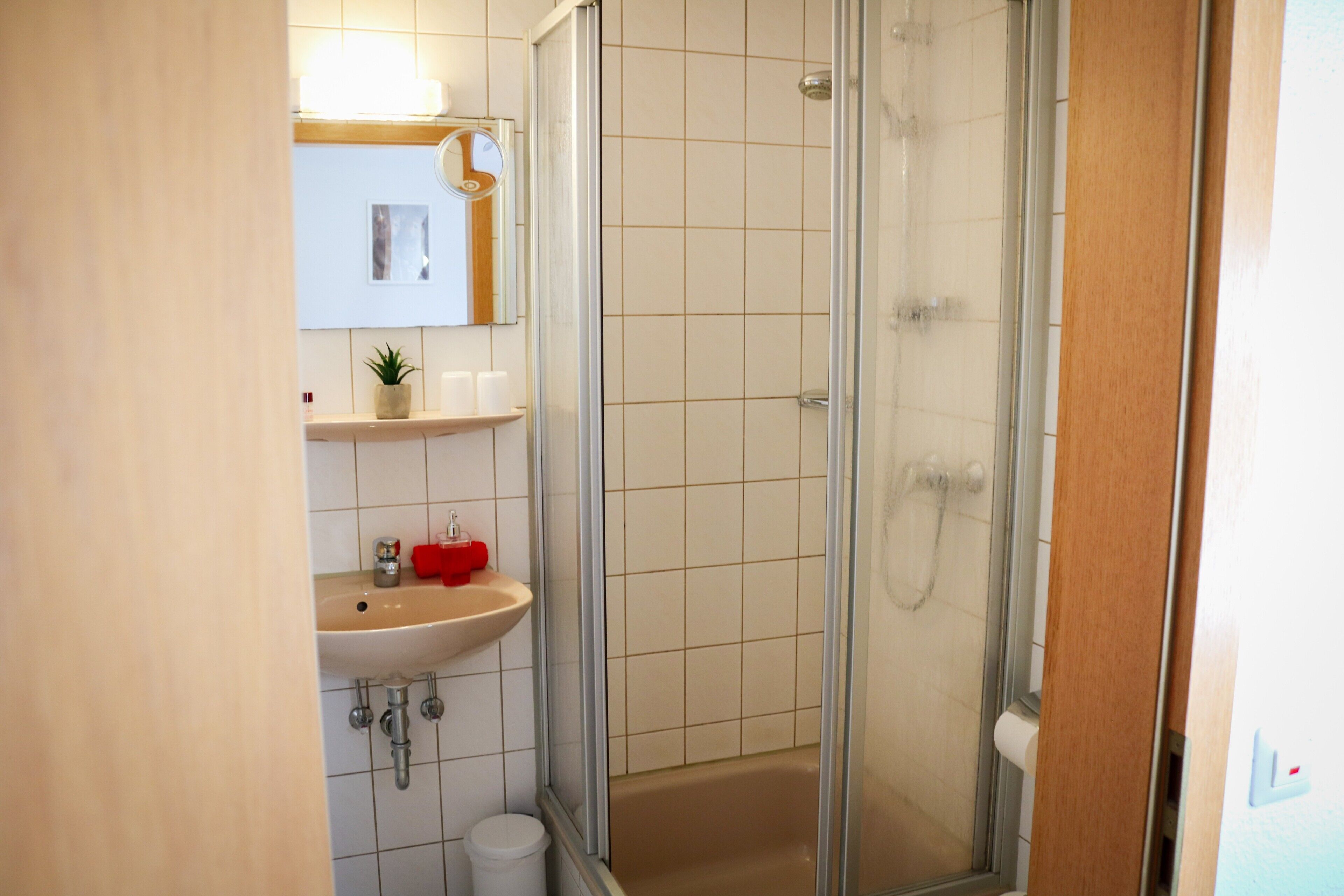 Een douche, een haardroger, handdoeken