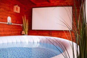 Interior - Wise Wolf – Standard Double Room at House of Happiness with Sunny Balcony (Schluchsee)