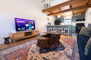 Smart TV, fireplace, computer monitors - Newly Updated - Steps from Ski Lifts, Dining, and Shopping (Red River)