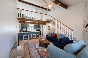 Smart TV, fireplace, computer monitors - Newly Updated - Steps from Ski Lifts, Dining, and Shopping (Red River)