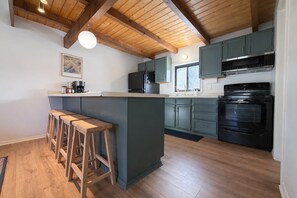 Fridge, microwave, oven, stovetop - Newly Updated - Steps from Ski Lifts, Dining, and Shopping (Red River)