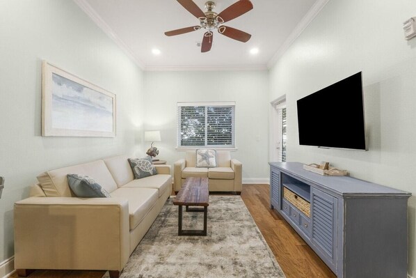 Condo, varias camas (Alerio E104) | Área de sala de estar