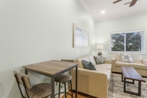 Condo, varias camas (Alerio E104) | Área de sala de estar