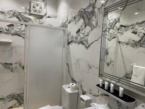 Family Suite | Bathroom | Shower, hair dryer, slippers, towels - Rehana Pyramids Hotel (Giza Governorate)