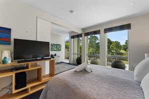 3 bedrooms, iron/ironing board, WiFi, bed sheets - Riverlight Haven - Lake Taupo Holiday Home (Taupo)