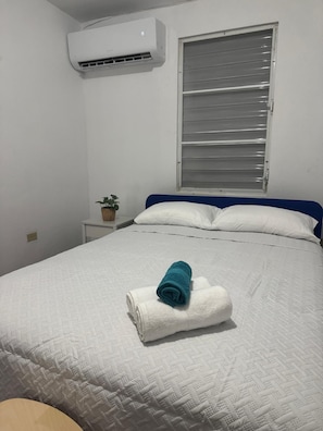 3 slaapkamers, een strijkplank/strijkijzer, gratis wifi, beddengoed