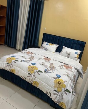Quarto luxo | Escrivaninha, ferros/tábuas de passar roupa, Wi-Fi de cortesia