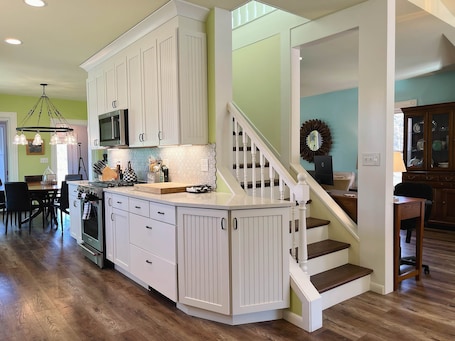 Dining. Meadow View at Chautauqua Lake • 1.5 Acres • Sleeps 10