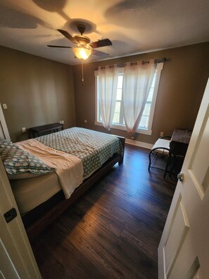 2 bedrooms, WiFi, bed sheets - Quaint 2-bedroom house with balcony that serves as another bedroon. (Dadeville)